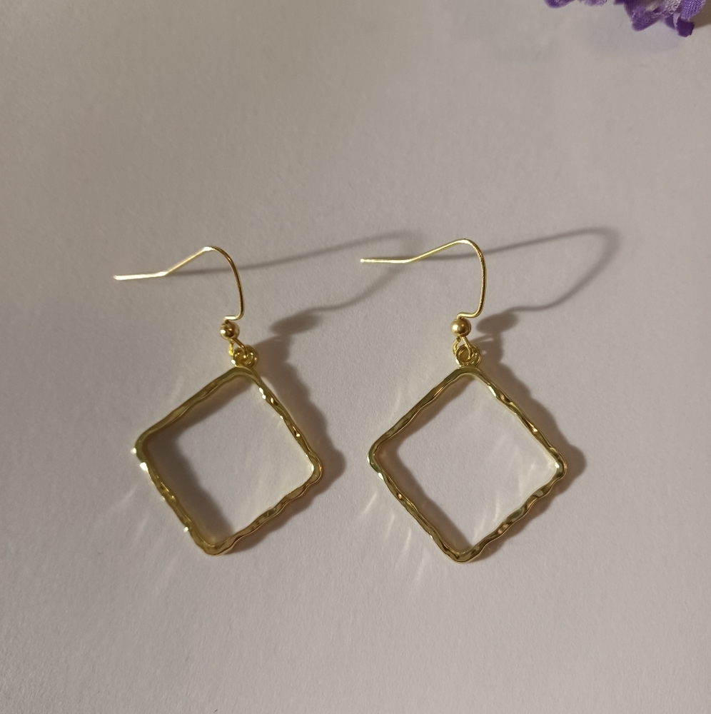 Diamond shaped gold tone earrings